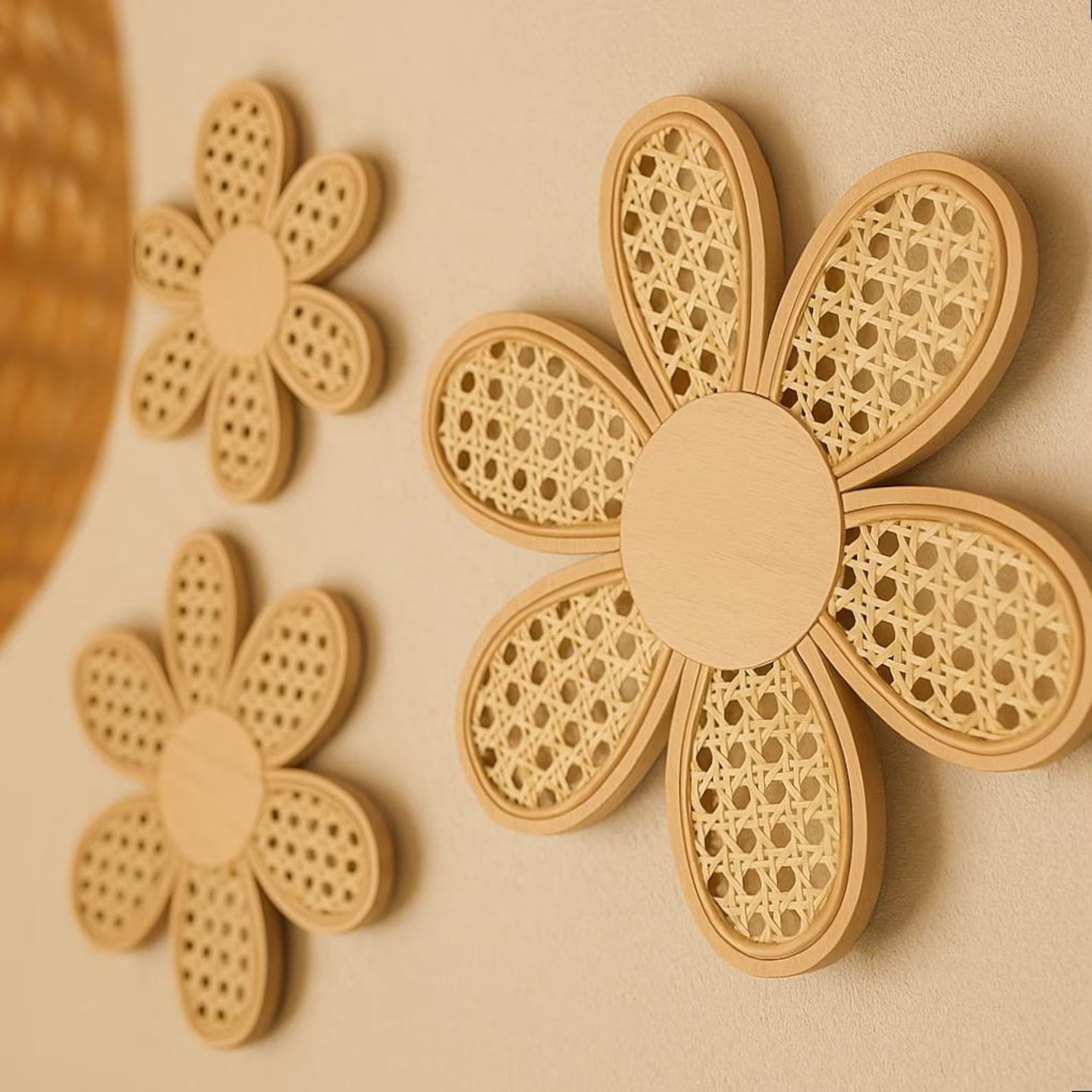 Set of 3 Boho Daisy Wall Decor – Handmade Faux Rattan Wooden Flowers – Rustic Chic Hanging Art for Living Room, Bedroom – Home Aesthetic
